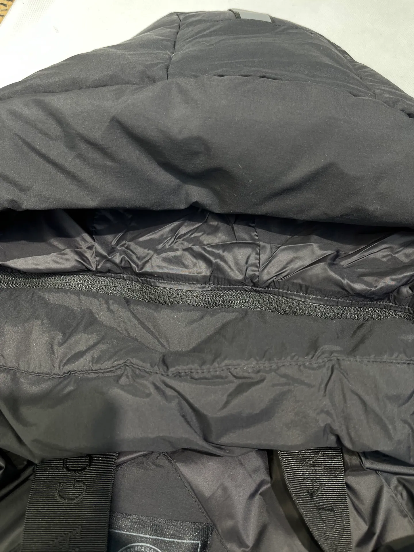 P740 Canada Goose🌟Ouyang Nana's same style 3m reflective black label down jacket junction junction parka is light weight and warm. The Junction Parka is made from soft enduraluxe fabric with cordura for added durability in high-wear areas, making it lightweight and durable. 360-degree reflective strips on the collar improve visibility in low-light environments. Features a removable hood for easy wearing during transitional periods when the weather warms up.  size：xs-xxl